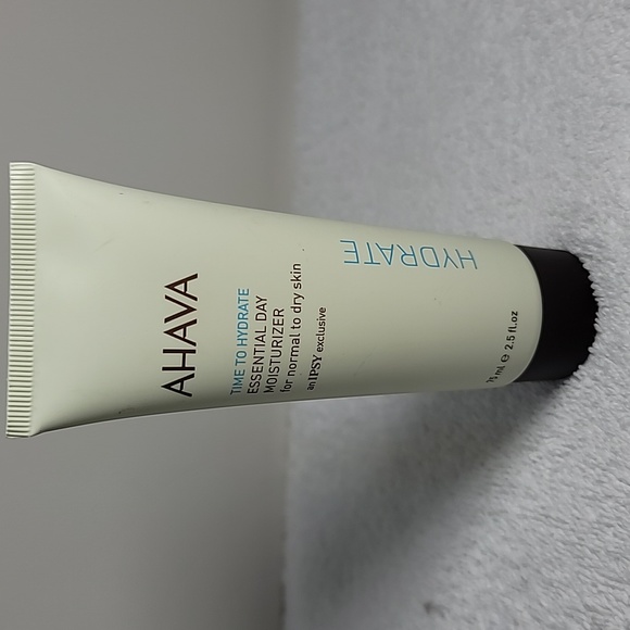 A lot of beauty products! - Picture 5 of 10